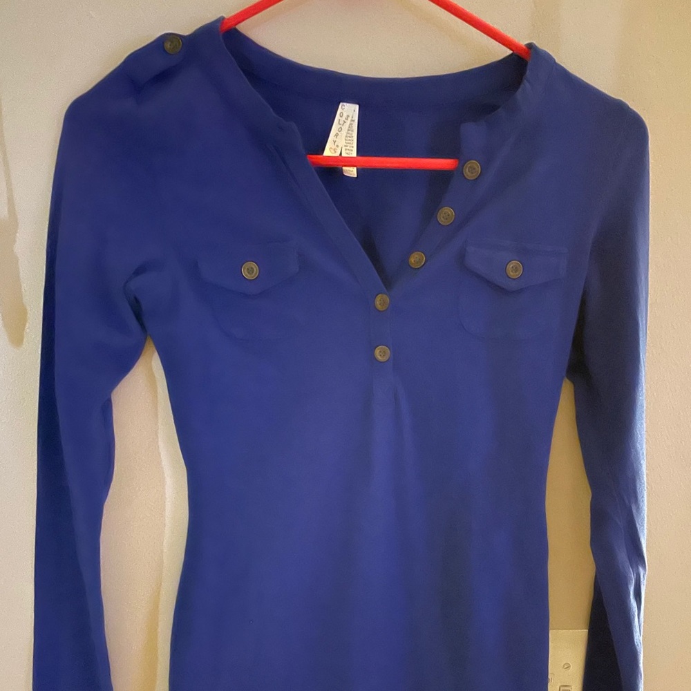 Long sleeve V-neck shirt buttons